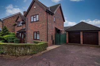 Stylish 5 BDR - 10 Beds - Sleeps up to 10 Guests - Parking - Wifi - Garden - Long Term Stays - Business - Contractors - Families - Leisure - 4