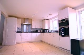 Modern 5 Bed 2 Bath Home with Parking - High Wycombe - 8