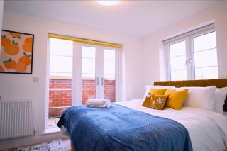 Modern 5 Bed 2 Bath Home with Parking - High Wycombe - 2