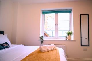 Modern 5 Bed 2 Bath Home with Parking - High Wycombe - 1