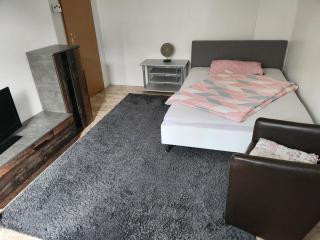 HBS BESTPREIS- Leistung, Nähe City, mit Parkplatz, sie wählen 1 oder 2 große Zimmer für 1- 5 Personen große Küche, Bad Einfach und gut - 3