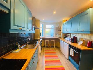 Fantastic Four Bed House Sleeps 9 by the Sea - 0