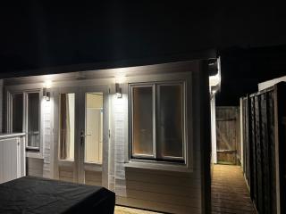 Self Contain Summer House Ensuite Room - 3