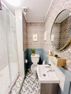 Chic flat close to Edinburgh, Airport, & Zoo - 2