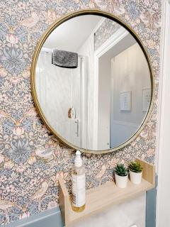 Chic flat close to Edinburgh, Airport, & Zoo - 1