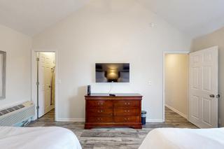 Lakeside Hideaway Pink Room - 6