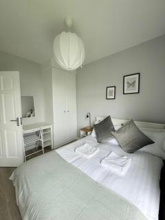 Modern and Spacious Apt6 - sleeps 6 - free parking - Galway - 1