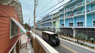 Parrot Cottage - Fort Myers Beach - 1