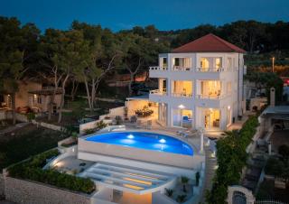 La Villa - BEACHFRONT - INFINITY HEATED POOL - NEW - 9