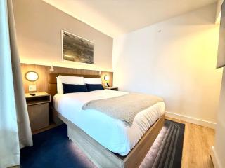 2 bedroom Stylish Condo Downtown Pool Gym spa - 2