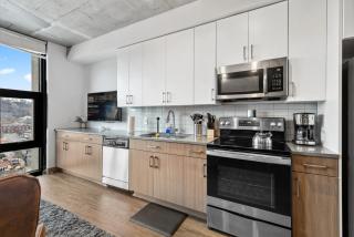 Sky-High Comfort – Your Urban Escape Awaits! - Birmingham - 9