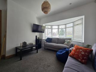 Family Friendly 3BR Near Peak District Sleeps 9 - Huddersfield - 4