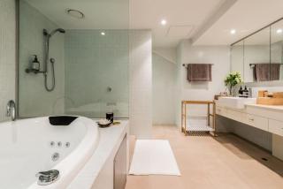 Luxury warehouse apartment close to CBD - 1