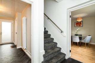 3 Bed House with Driveway- by Holiday Homes - 8