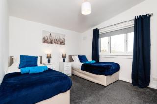 3 Bed House with Driveway- by Holiday Homes - 5