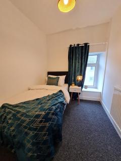SleepyStays 3 Bedroom Modern & Central Location - Merthyr Tydfil - 5