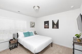 Fresh & Comfy Near Uptown with HotTub & Private Yard - Charlotte - 1