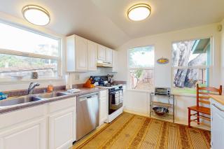 Elk Rock Beach Cottage - Elk - 3