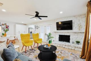 Modern Luxury x Backyard Pool Retreat 4-BD 2-BA - Plano - 0
