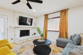 Modern Luxury x Backyard Pool Retreat 4-BD 2-BA - Plano - 4