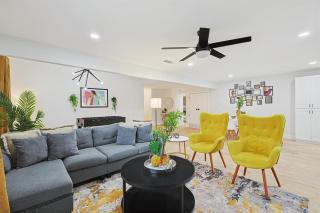 Modern Luxury x Backyard Pool Retreat 4-BD 2-BA - Plano - 3