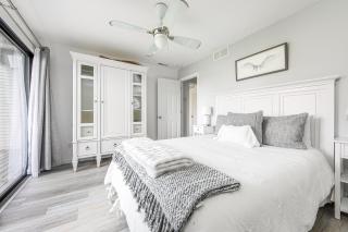 Gorgeous 2 Bedroom Lake View Condo 2780 - 3