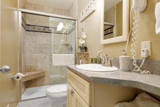 Gorgeous 2 Bedroom Lake View Condo 2780 - 2