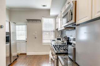 Centrally Located DC Row House Near Restaurants! - Washington - 2