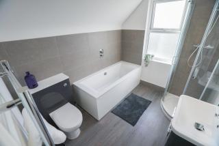 Spacious 5 Bed 3 Bath Gatwick House - Crawley - 7