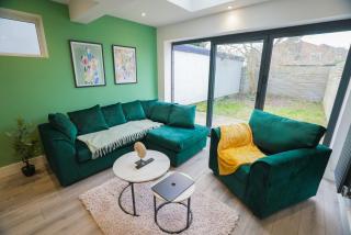 Spacious 5 Bed 3 Bath Gatwick House - Crawley - 0