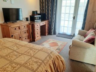 Double Ensuite with Bath, Sofa, Desk, Wardrobe - 8
