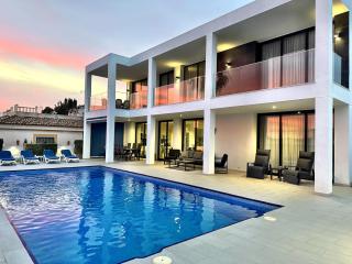Luxury villa with large swimming pool and outdoor area - 8