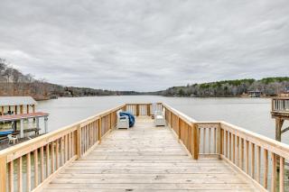 Lakefront Retreat with Dock, Patio and Grill in Bracey - Bracey - 9