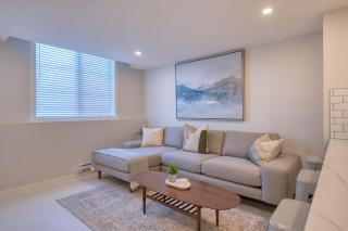 Stylish & Comfy Mountain Escape King Bed PS5! - 9