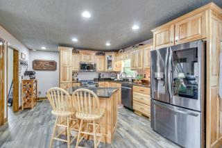 Community Perks Mtn-View Ellijay Cabin with Hot Tub - Ellijay - 4