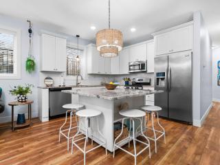 The Heart of TC 2BDR Ground Floor Condo in Downtown TC 2846 - 1