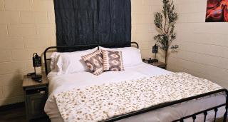 1Bd, King, Brkfst, Large TVs, WD, Sleeps 4, BBQ - Page - 9