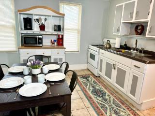 The House Hotels - Huge Ohio City District Home - 5 Minutes from Downtown - W45th1 Upper - 7