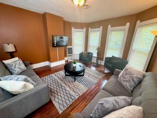 The House Hotels - Huge Ohio City District Home - 5 Minutes from Downtown - W45th1 Upper - Cleveland - 1