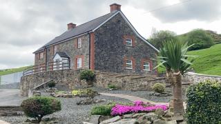 Luxury 5-Bed Farmhouse - Sleeps 8 & Hot Tub - 9