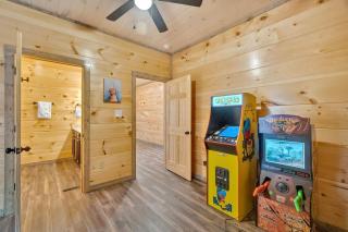Honeybear Hideaways - Spacious Gatlinburg Cabin with Private Pool, Hot Tub and Game Room - Gatlinburg - 5