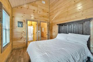Honeybear Hideaways - Spacious Gatlinburg Cabin with Private Pool, Hot Tub and Game Room - Gatlinburg - 3
