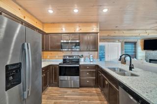 Honeybear Hideaways - Spacious Gatlinburg Cabin with Private Pool, Hot Tub and Game Room - Gatlinburg - 1