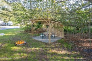 Whimsical Wilderness Lodge - Tobyhanna - 4