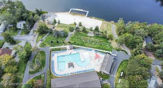 Whimsical Wilderness Lodge - Tobyhanna - 2