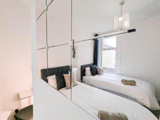 Central Home in Portsmouth Sleeps 10 - 1