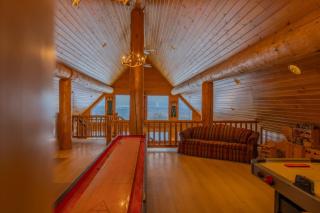 FoxHill Family Lodge Retreat with views from all sides and Hike over a hundred forty acres - - 6