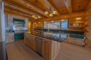 FoxHill Family Lodge Retreat with views from all sides and Hike over a hundred forty acres - - 0