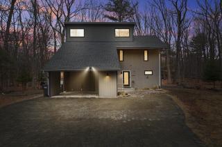 Luxurious Poconos Retreat - Hot Tub, Sauna, Games - East Stroudsburg - 4