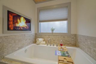 Luxurious Poconos Retreat - Hot Tub, Sauna, Games - East Stroudsburg - 5